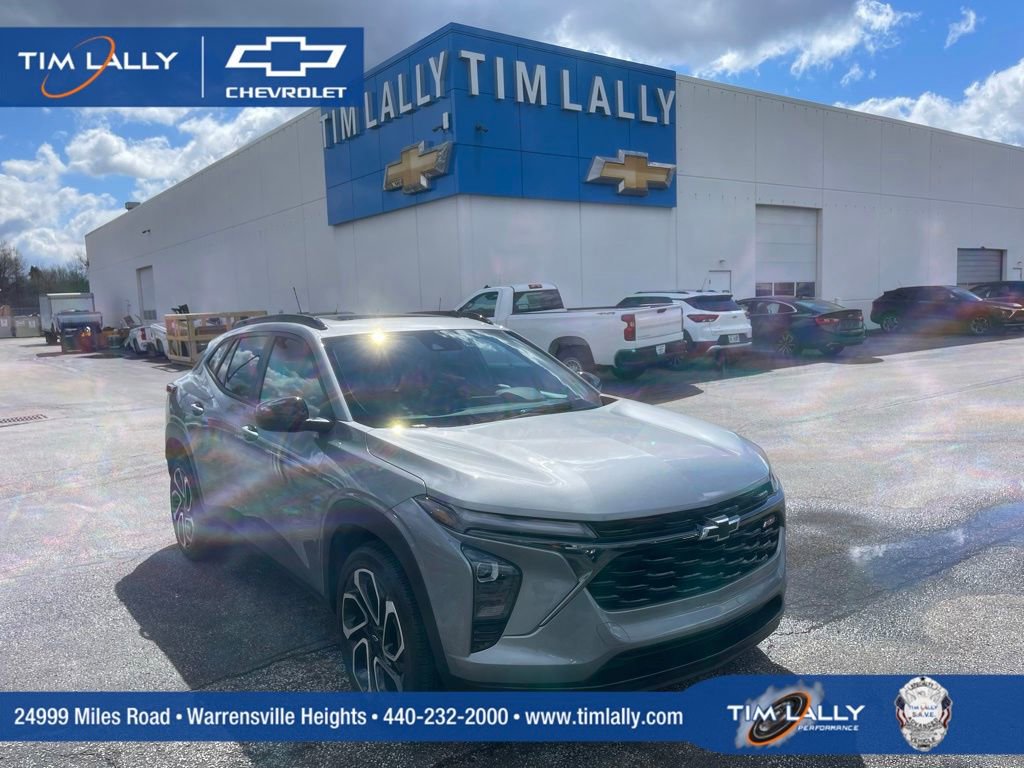 Used 2024 Chevrolet Trax RS w/ Sunroof Package FWD image 1