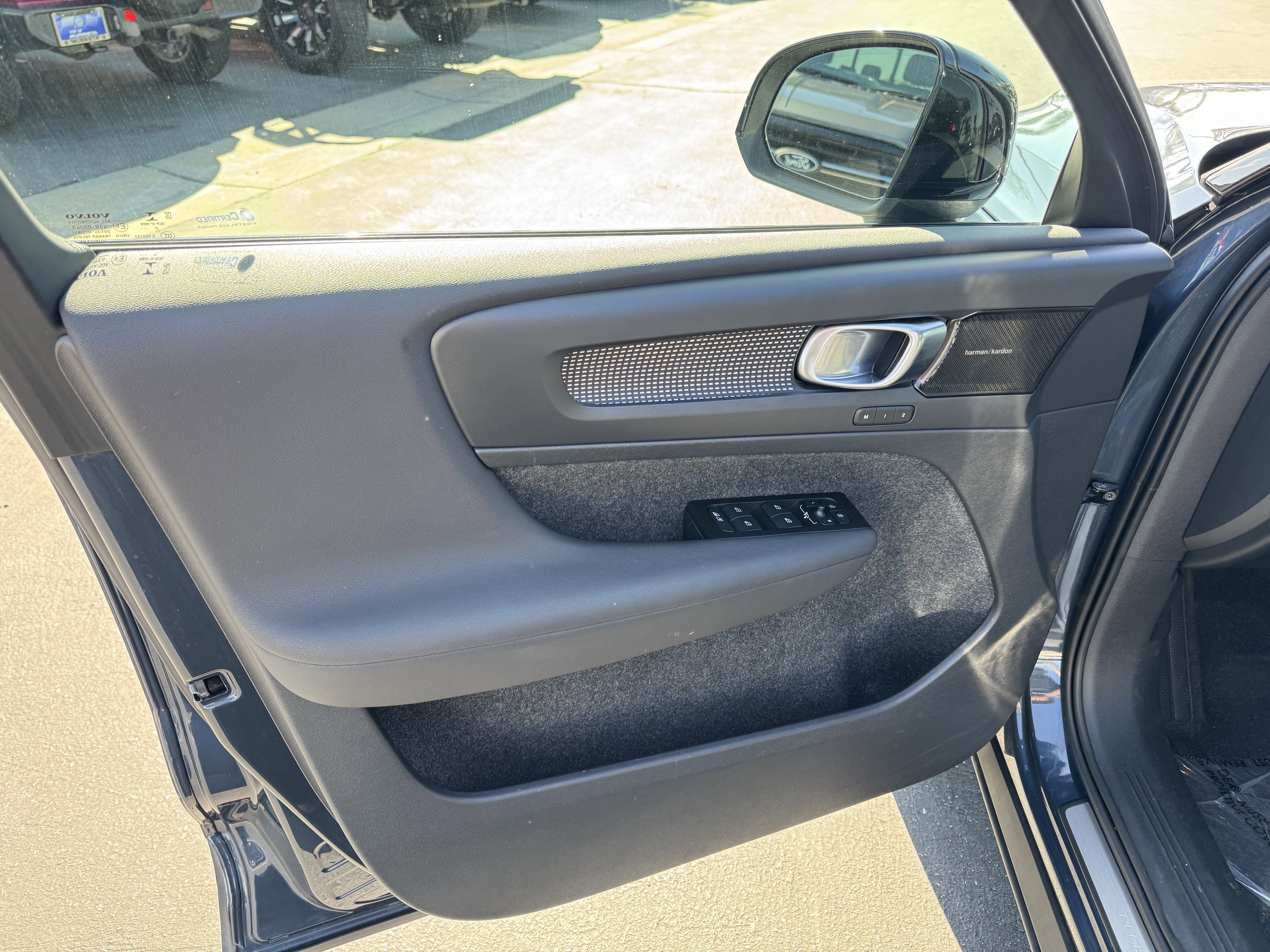 Used 2022 Volvo XC40 P8 Recharge Ultimate image 10