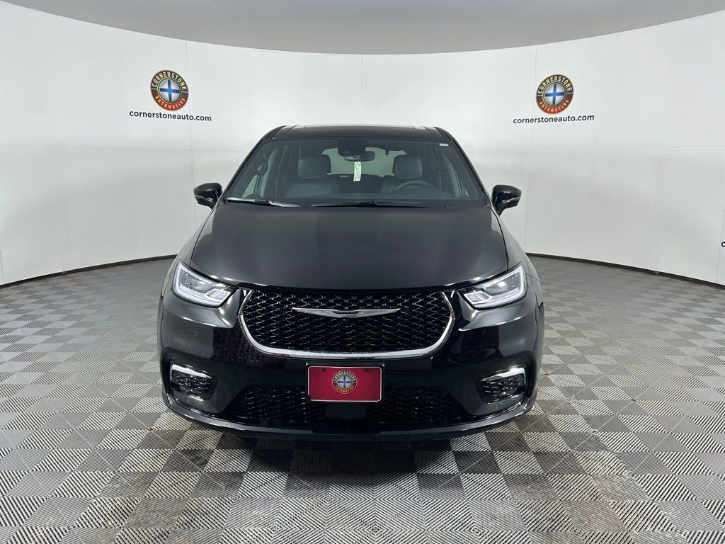 Used 2025 Chrysler Pacifica Select image 17