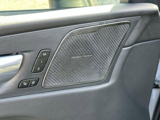 Used 2023 Volvo XC60 B5 Plus image 24