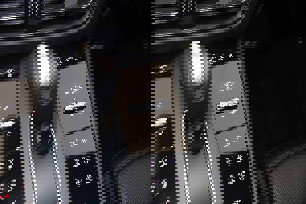 Used 2025 Porsche Macan image 36