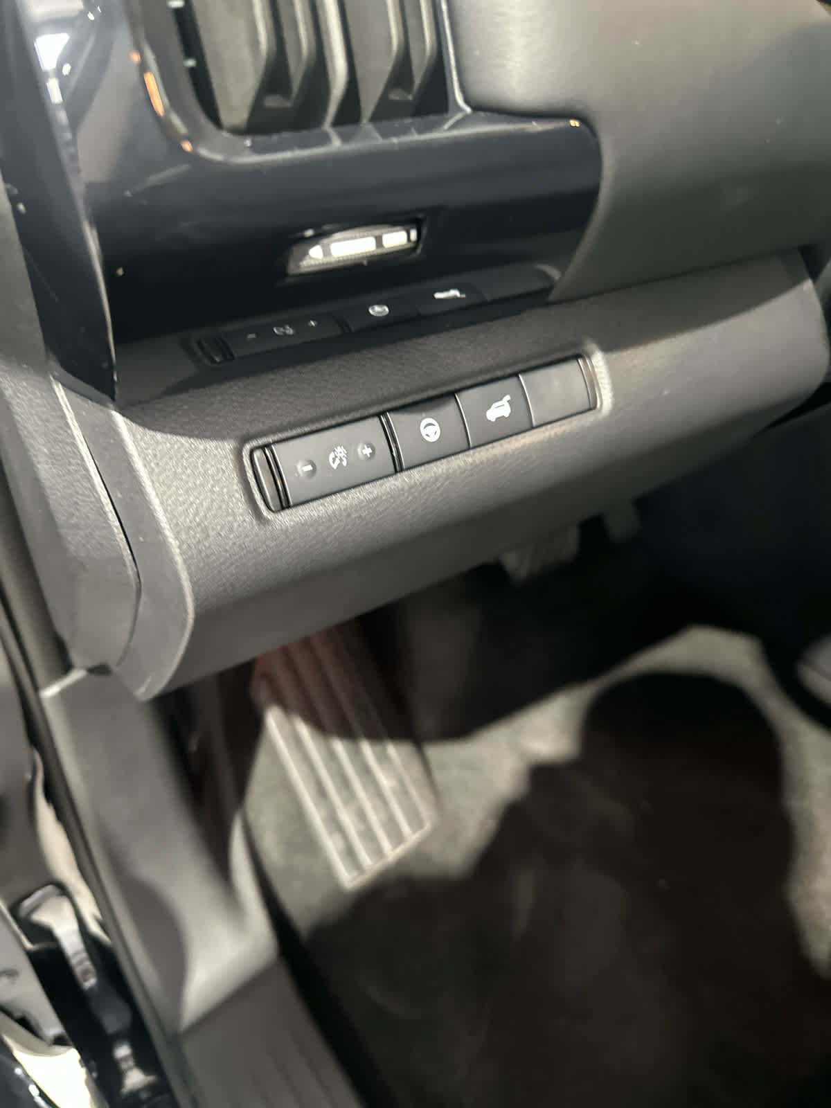 Used 2025 Nissan Pathfinder SV AWD/4WD image 19