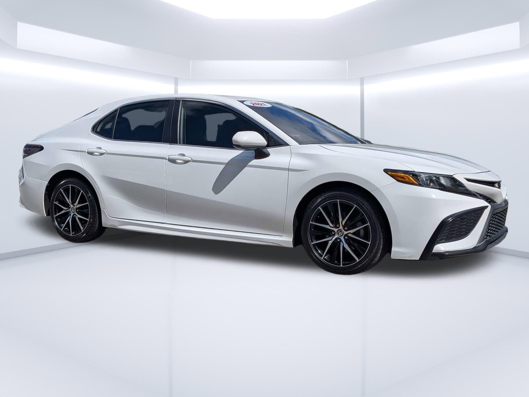 Used 2021 Toyota Camry SE FWD image 1