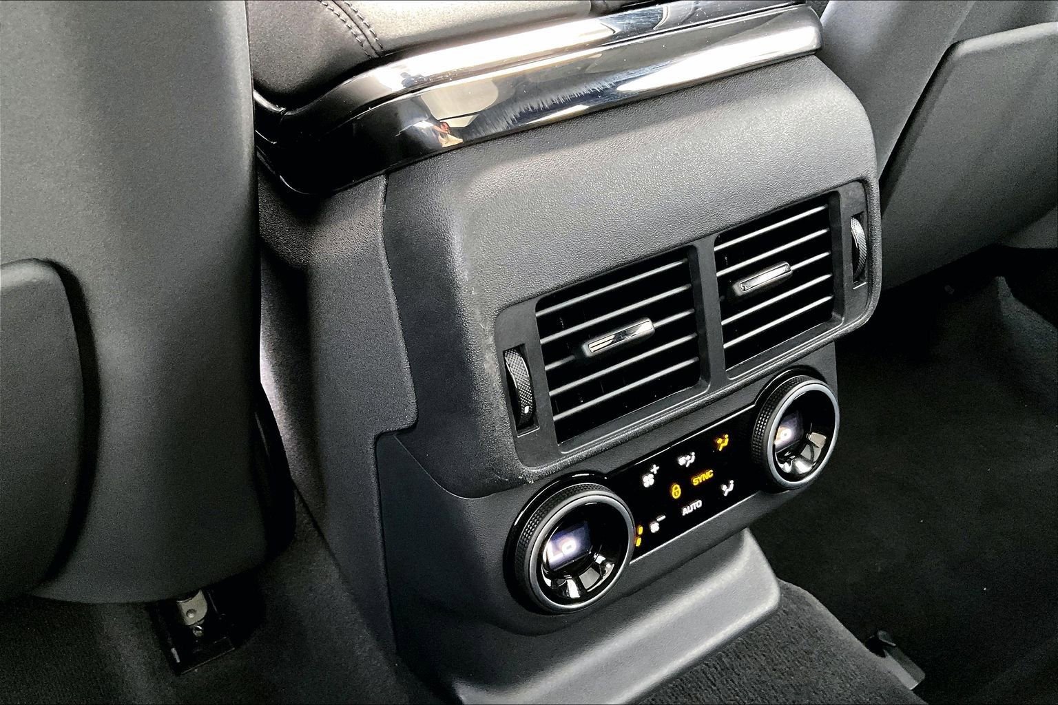 Certified 2025 Land Rover Range Rover Velar Dynamic SE image 34