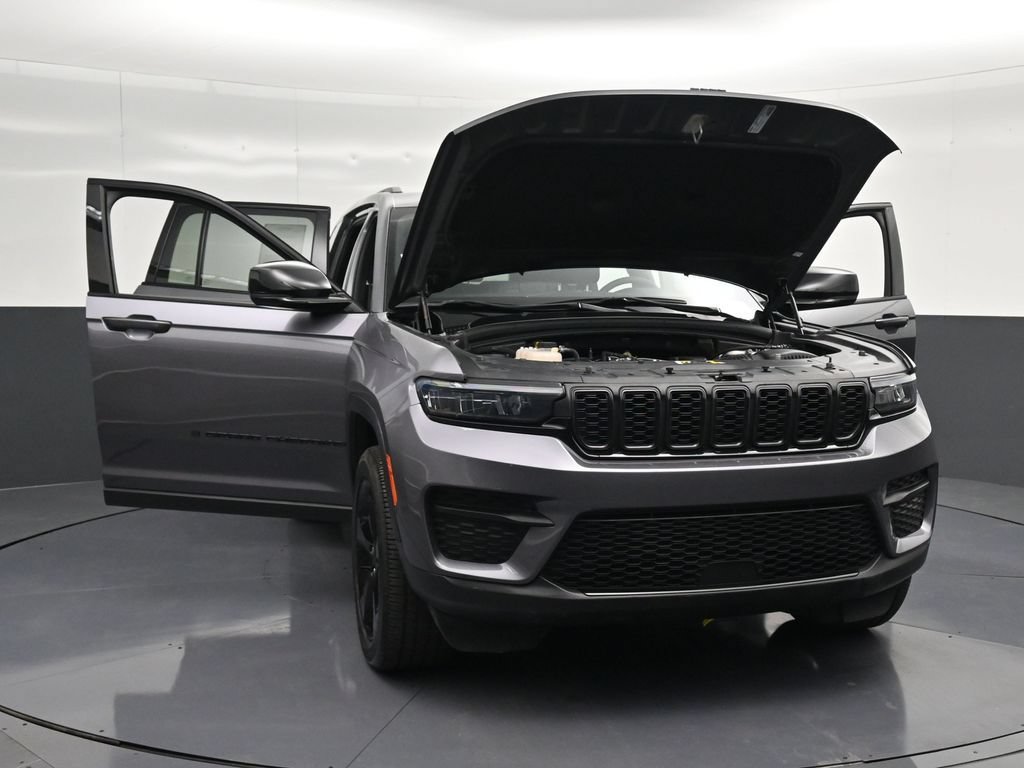 Used 2024 Jeep Grand Cherokee Altitude AWD/4WD image 29