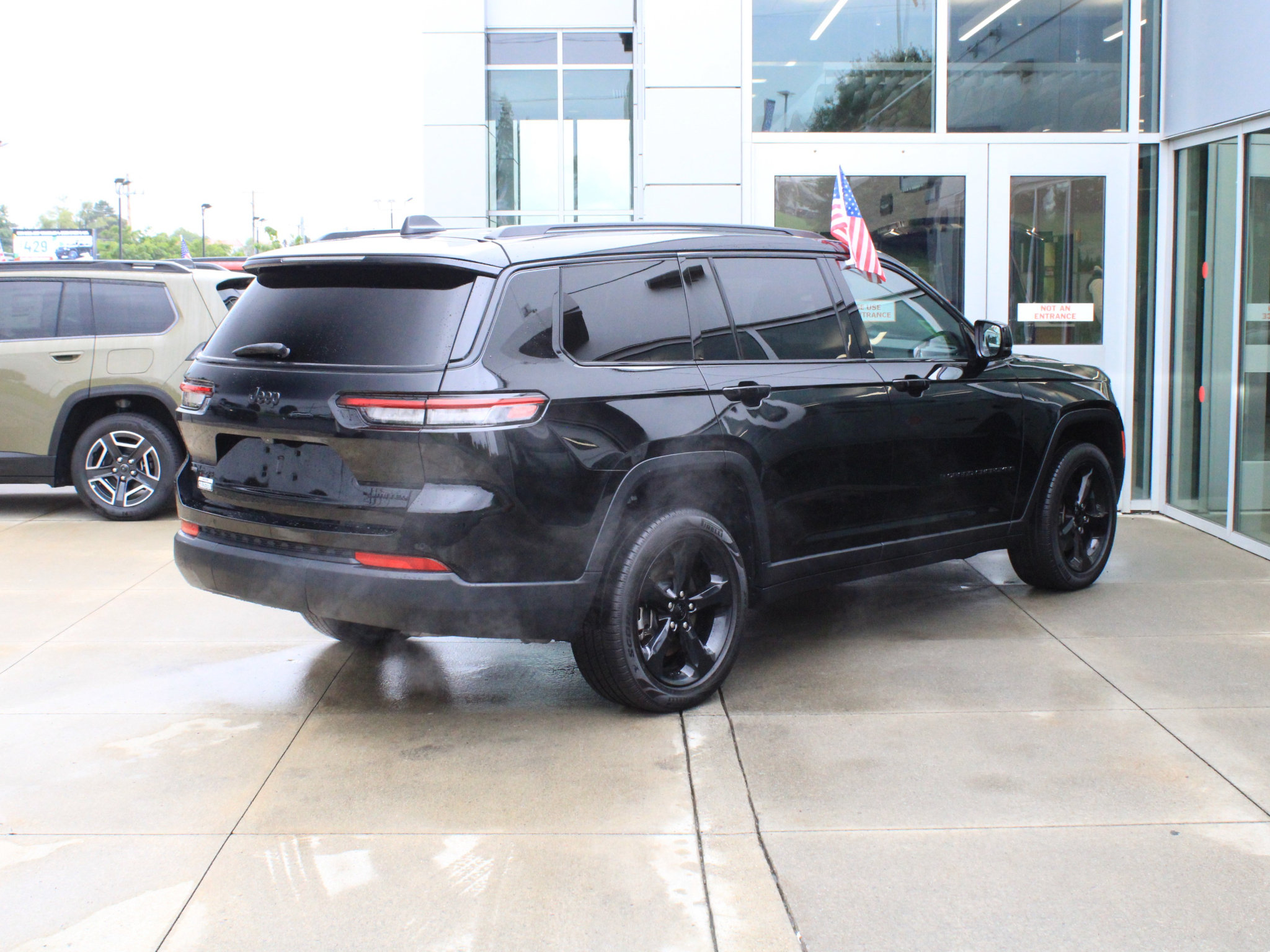 Used 2022 Jeep Grand Cherokee L Limited w/ Black Appearance Package AWD/4WD image 6