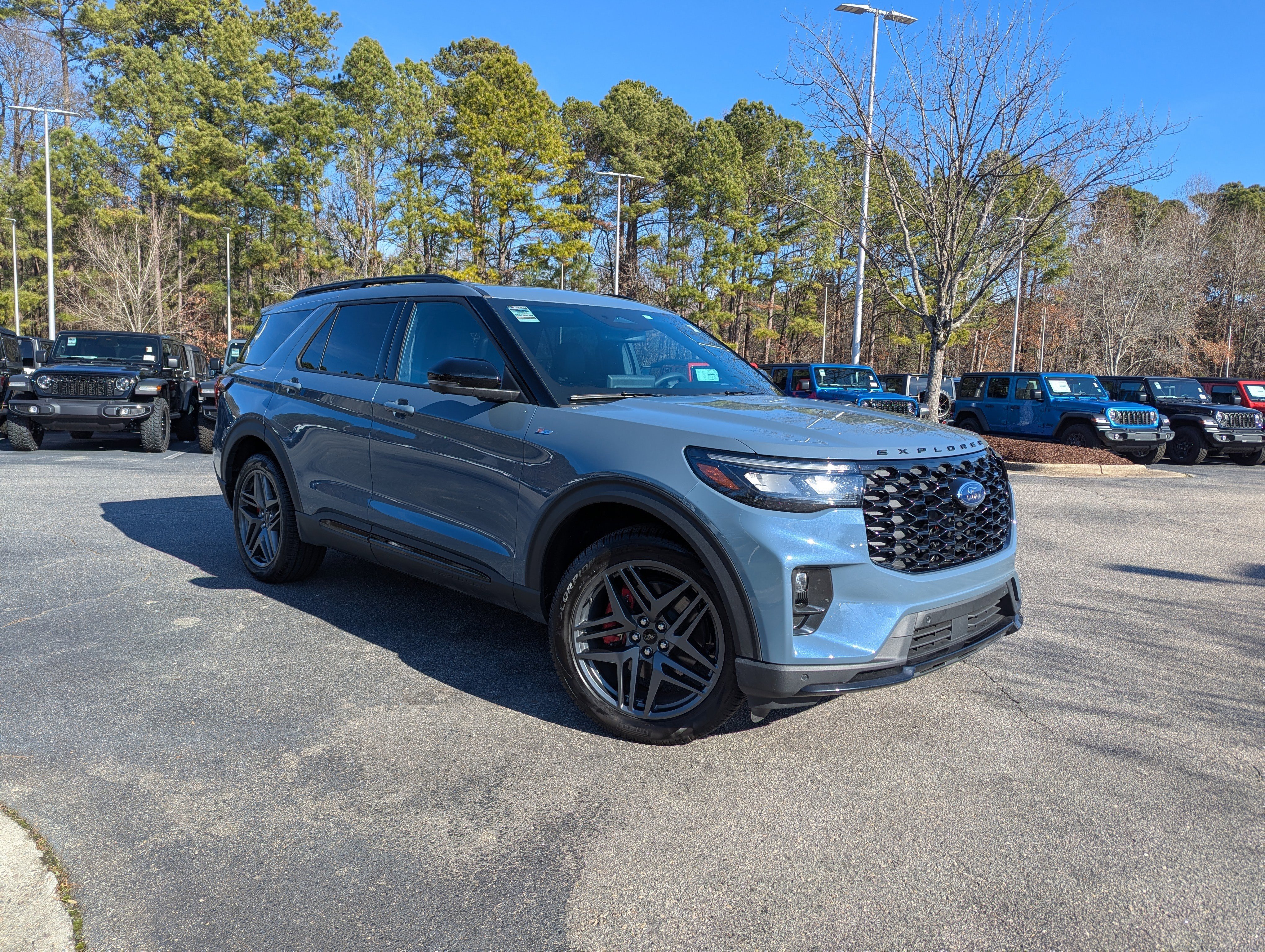 Used 2025 Ford Explorer ST-Line w/ Premium Package image 3