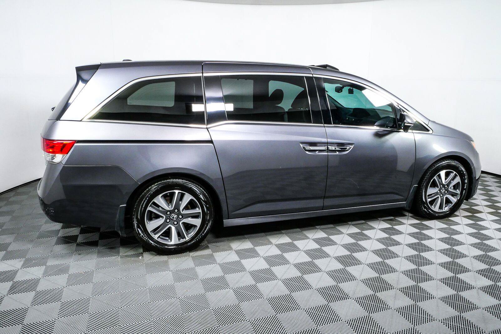 Used 2016 Honda Odyssey Touring image 2