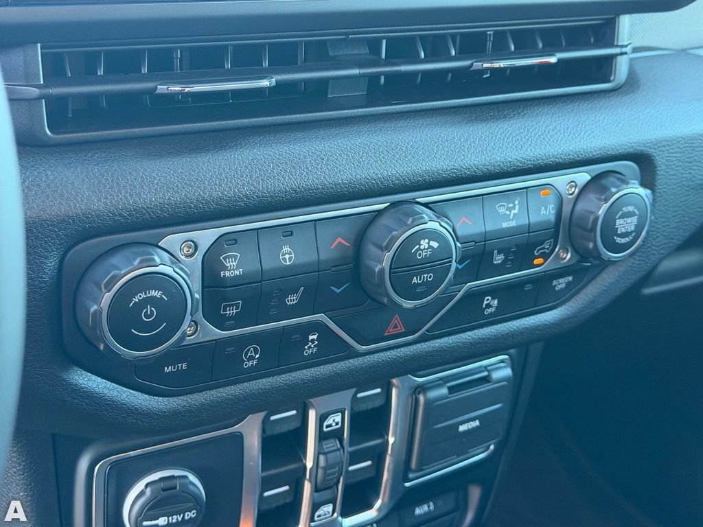 Used 2025 Jeep Wrangler Sport S image 28