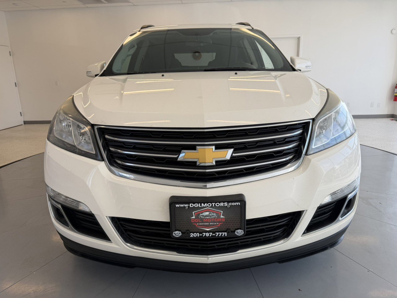 Used 2015 Chevrolet Traverse LT image 2
