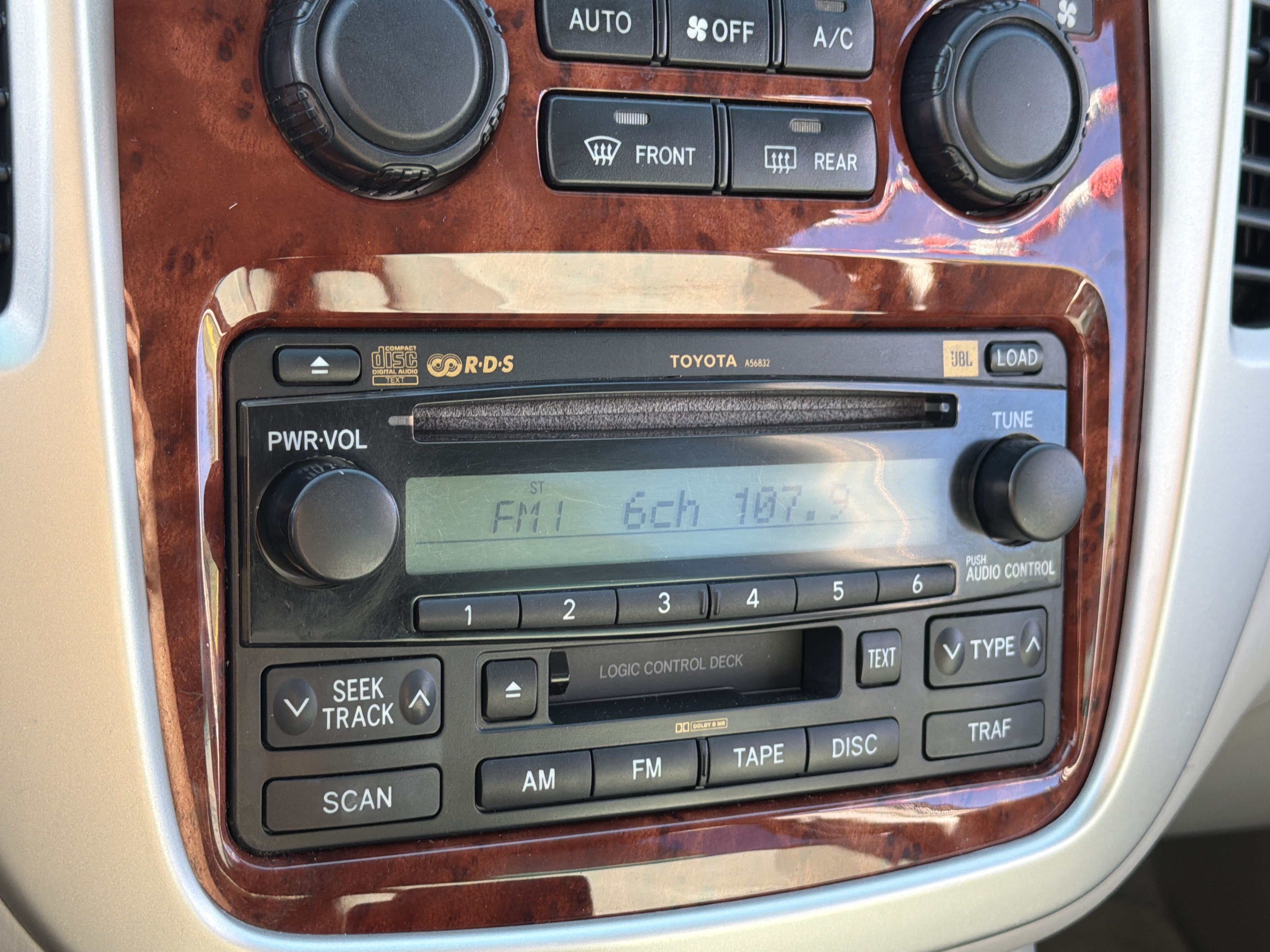 Used 2005 Toyota Highlander 4WD V6 w/ 3rd Row image 21