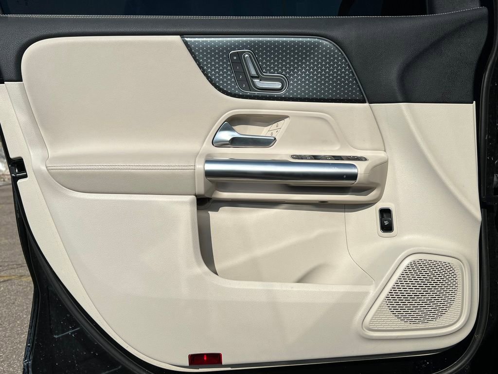 Used 2025 Mercedes-Benz GLA 250 4MATIC image 15