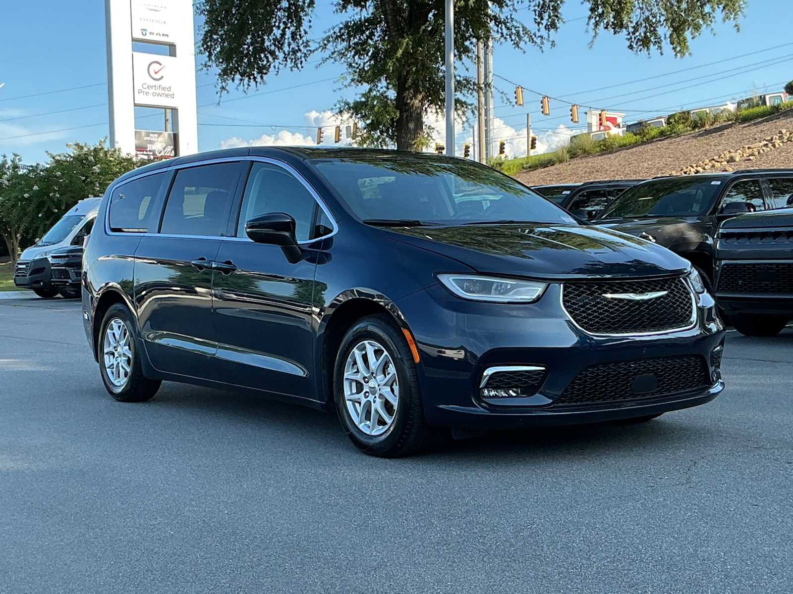 Used 2023 Chrysler Pacifica Touring-L FWD image 7
