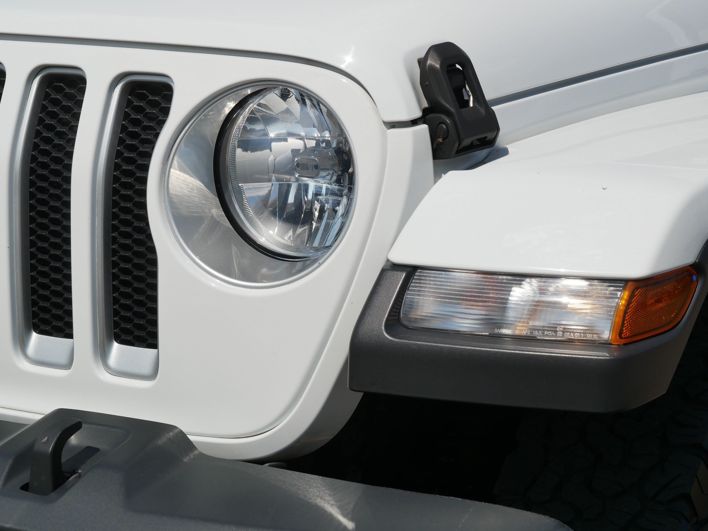 Used 2018 Jeep Wrangler Unlimited Sahara w/ Dual Top Group AWD/4WD image 16