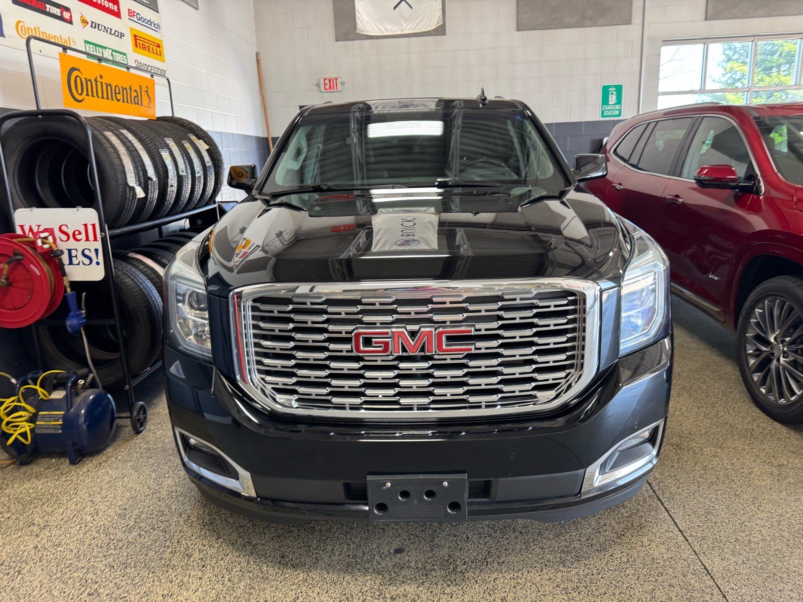 Used 2019 GMC Yukon Denali w/ Denali Ultimate Package AWD/4WD image 2