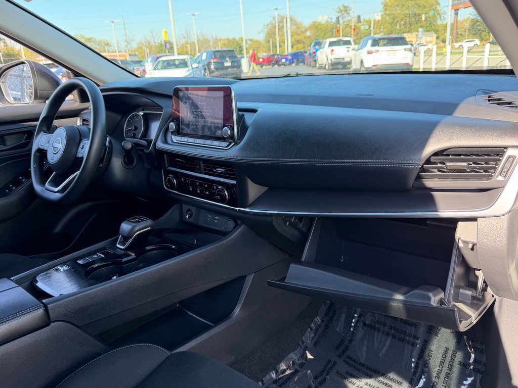 Used 2024 Nissan Rogue S FWD image 11