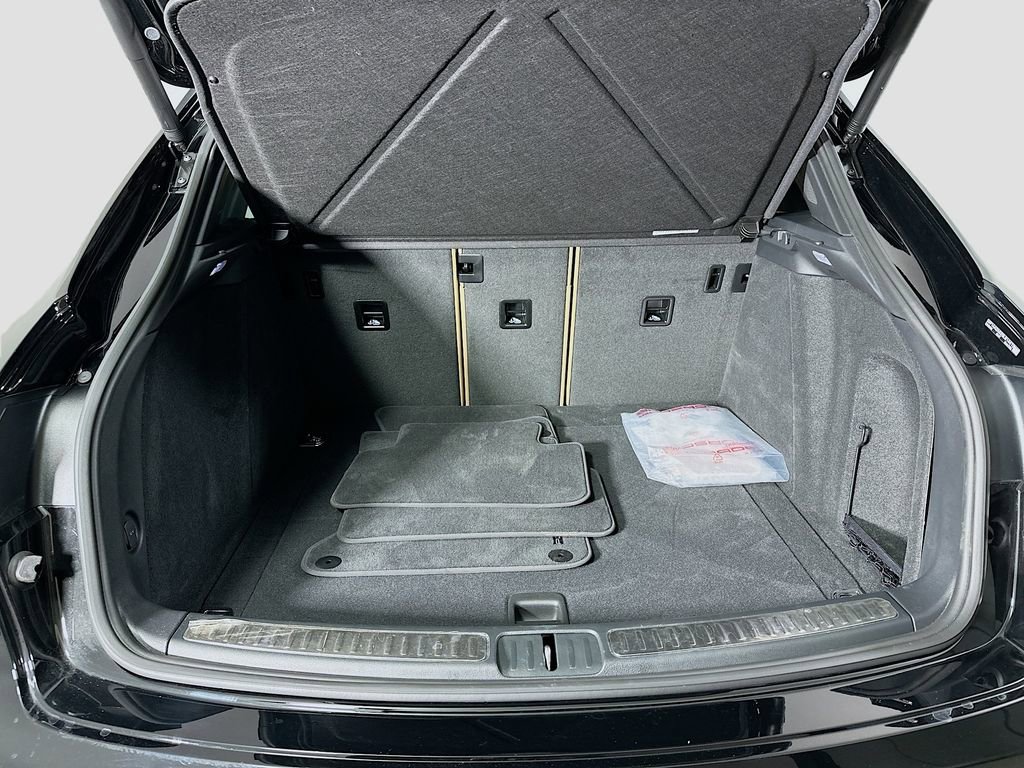 Used 2025 Porsche Macan image 28