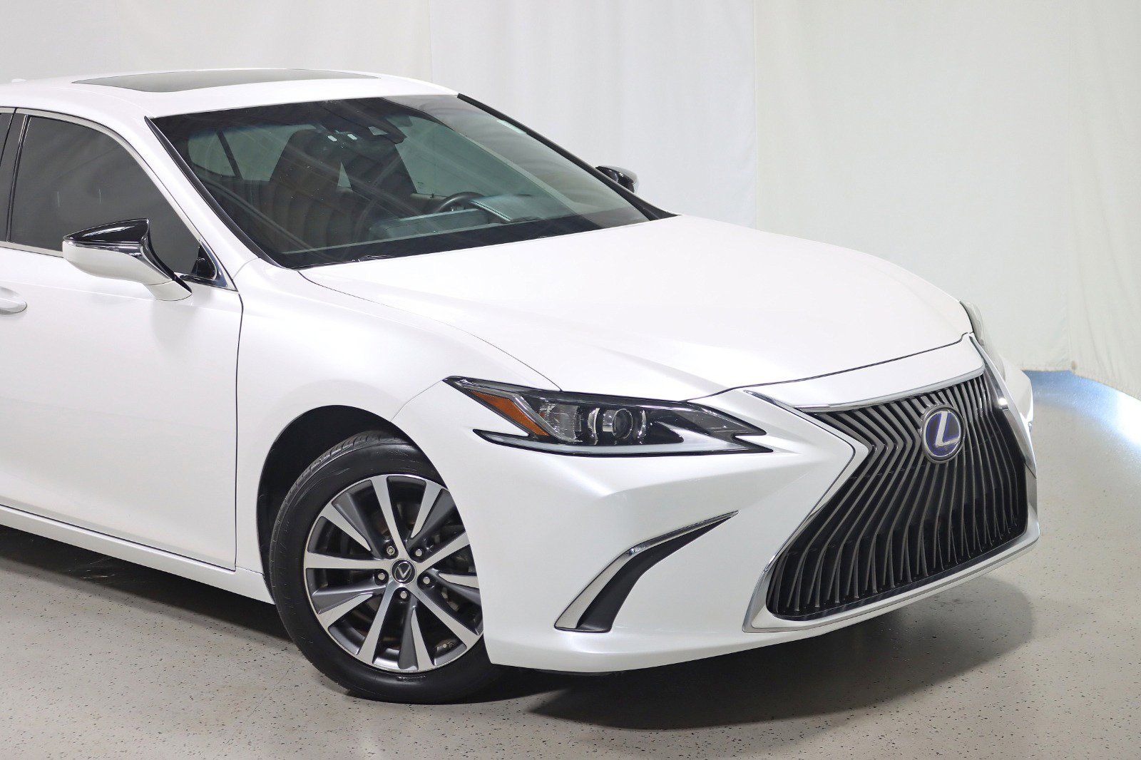 Used 2021 Lexus ES 300h w/ Accessory Package image 2