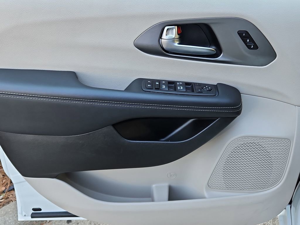 Used 2023 Chrysler Pacifica Touring-L image 24