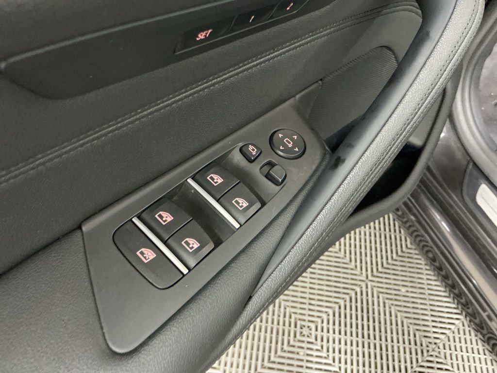 Used 2020 BMW 530e image 24