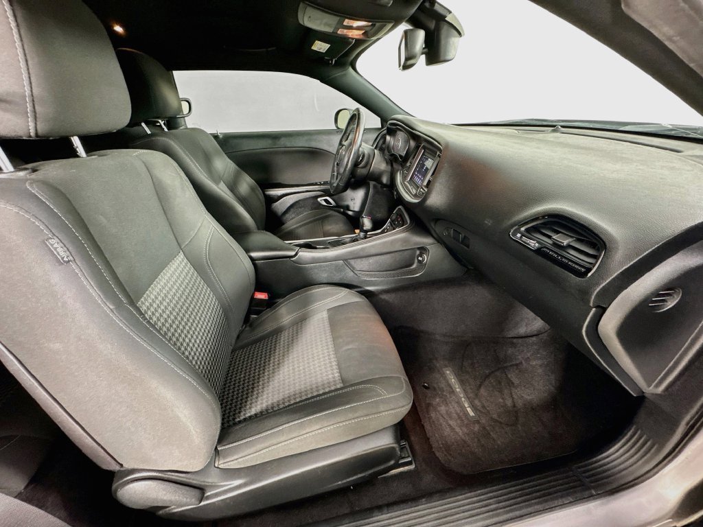 Used 2016 Dodge Challenger SXT RWD image 31