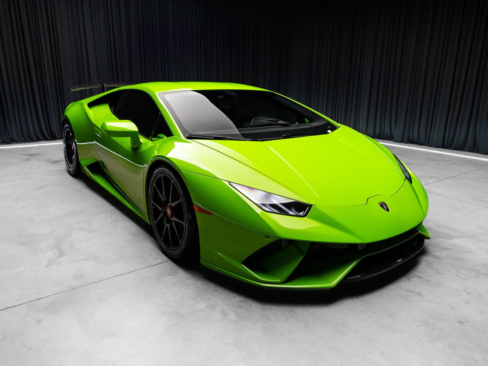 Used 2018 Lamborghini Huracan Performante AWD/4WD image 12