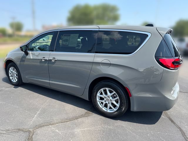 Used 2025 Chrysler Pacifica Select FWD image 3