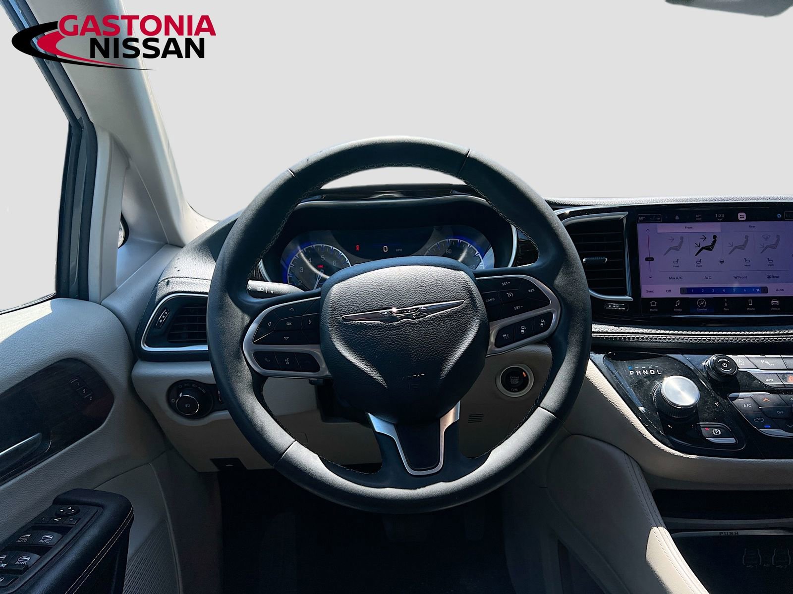 Used 2023 Chrysler Pacifica Limited FWD image 31