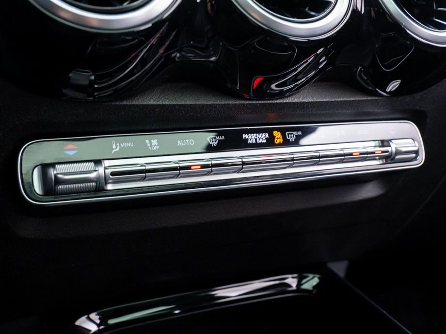 Used 2021 Mercedes-Benz GLB 250 4MATIC w/ Premium Package image 27