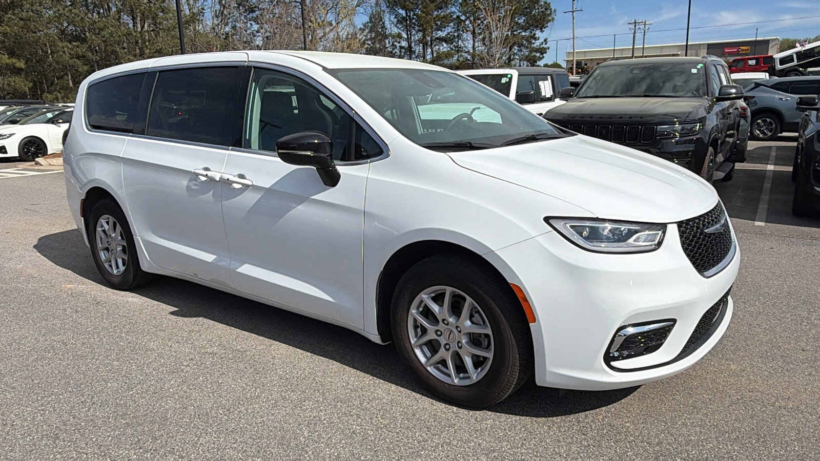 Used 2024 Chrysler Pacifica Touring-L image 5