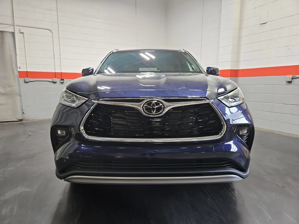New 2026 Toyota Highlander Platinum AWD/4WD image 2