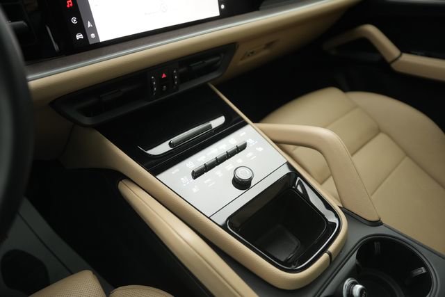 Used 2025 Porsche Cayenne Base image 29