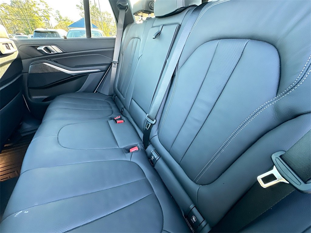 Used 2022 BMW X5 xDrive40i w/ M Sport Package image 4