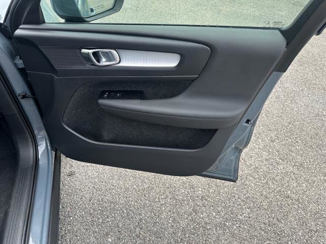 Used 2021 Volvo XC40 T5 Momentum image 9