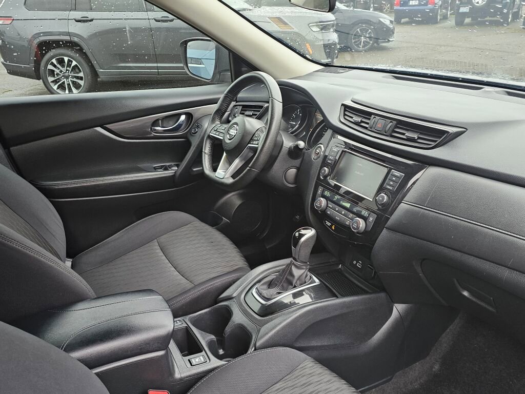Used 2019 Nissan Rogue SV image 11