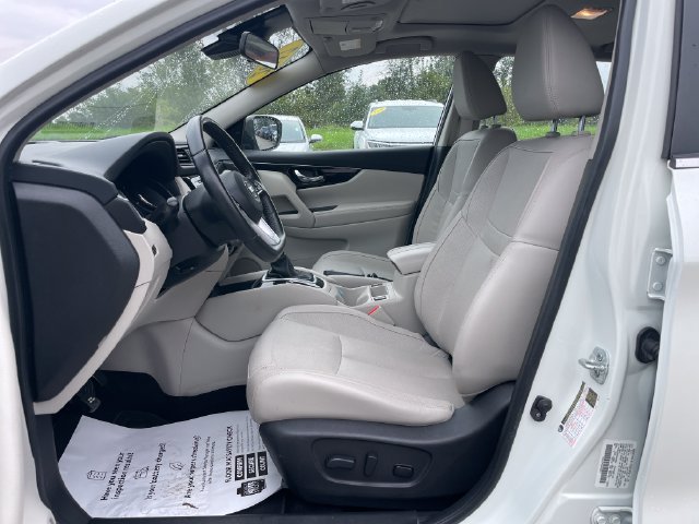 Used 2017 Nissan Rogue Sport SL w/ SL Premium Package FWD image 19