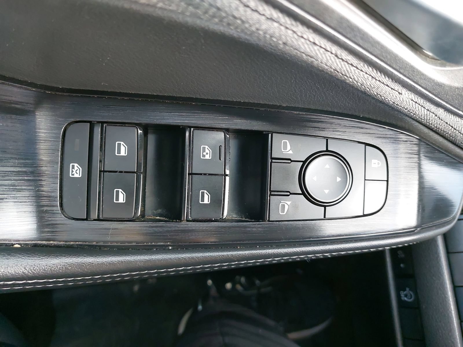 Used 2023 Nissan Rogue SV FWD image 26