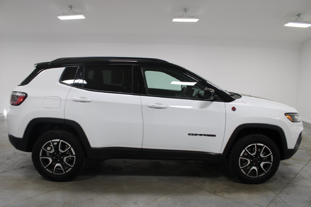 Used 2025 Jeep Compass Trailhawk AWD/4WD image 11