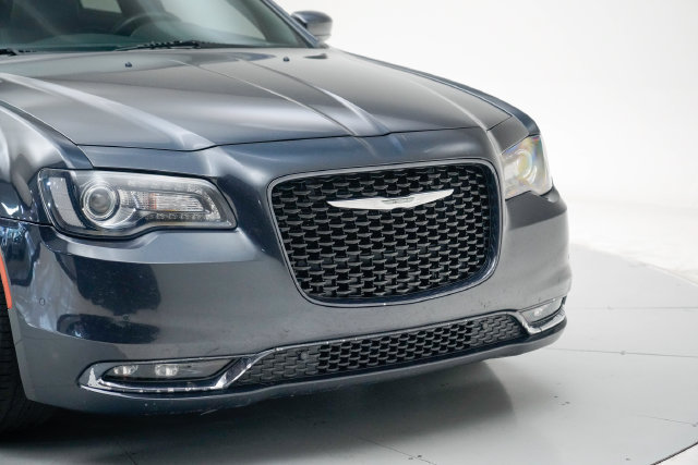 Used 2018 Chrysler 300 S w/ 300S Premium Group 2 RWD image 9