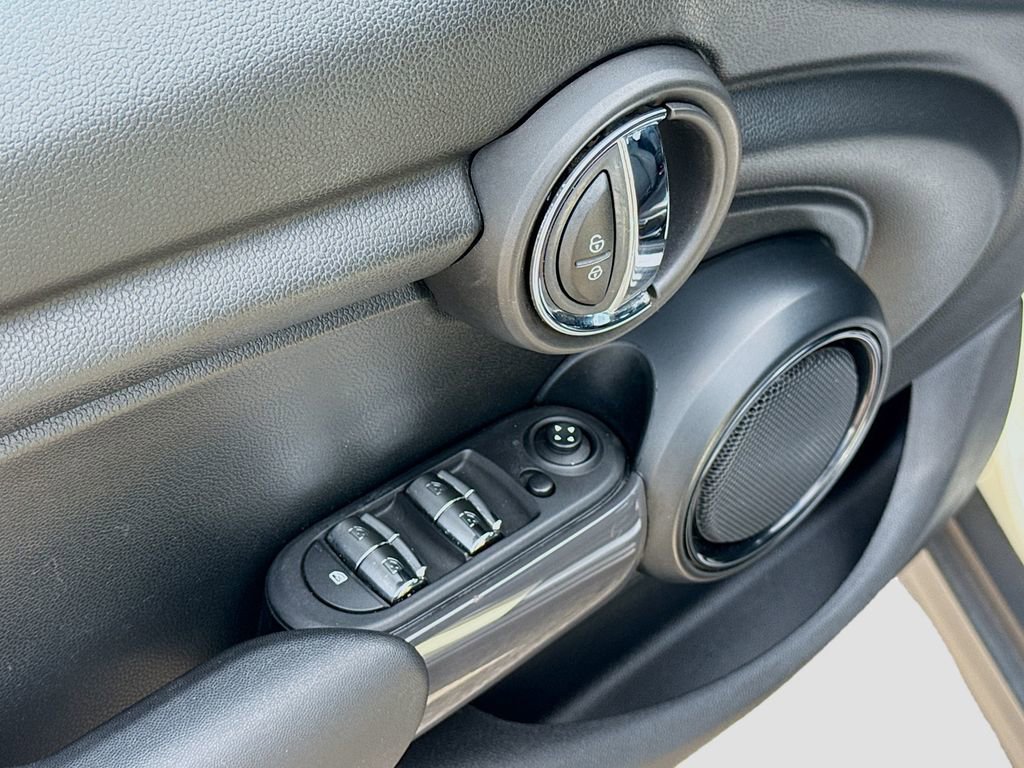 Used 2020 MINI Cooper 4-Door Hardtop image 21