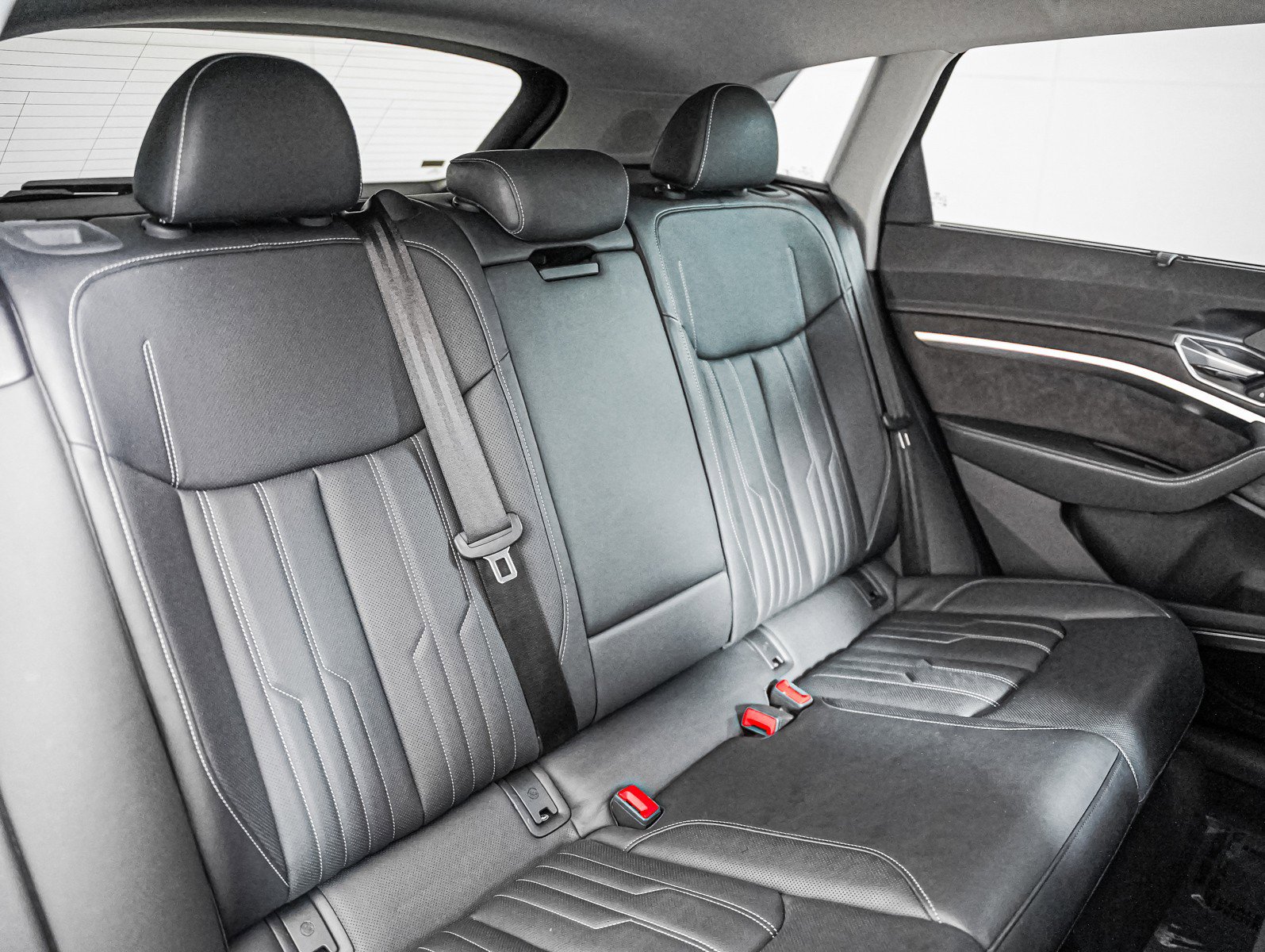 Used 2019 Audi e-tron Prestige w/ Prestige Package AWD/4WD image 13