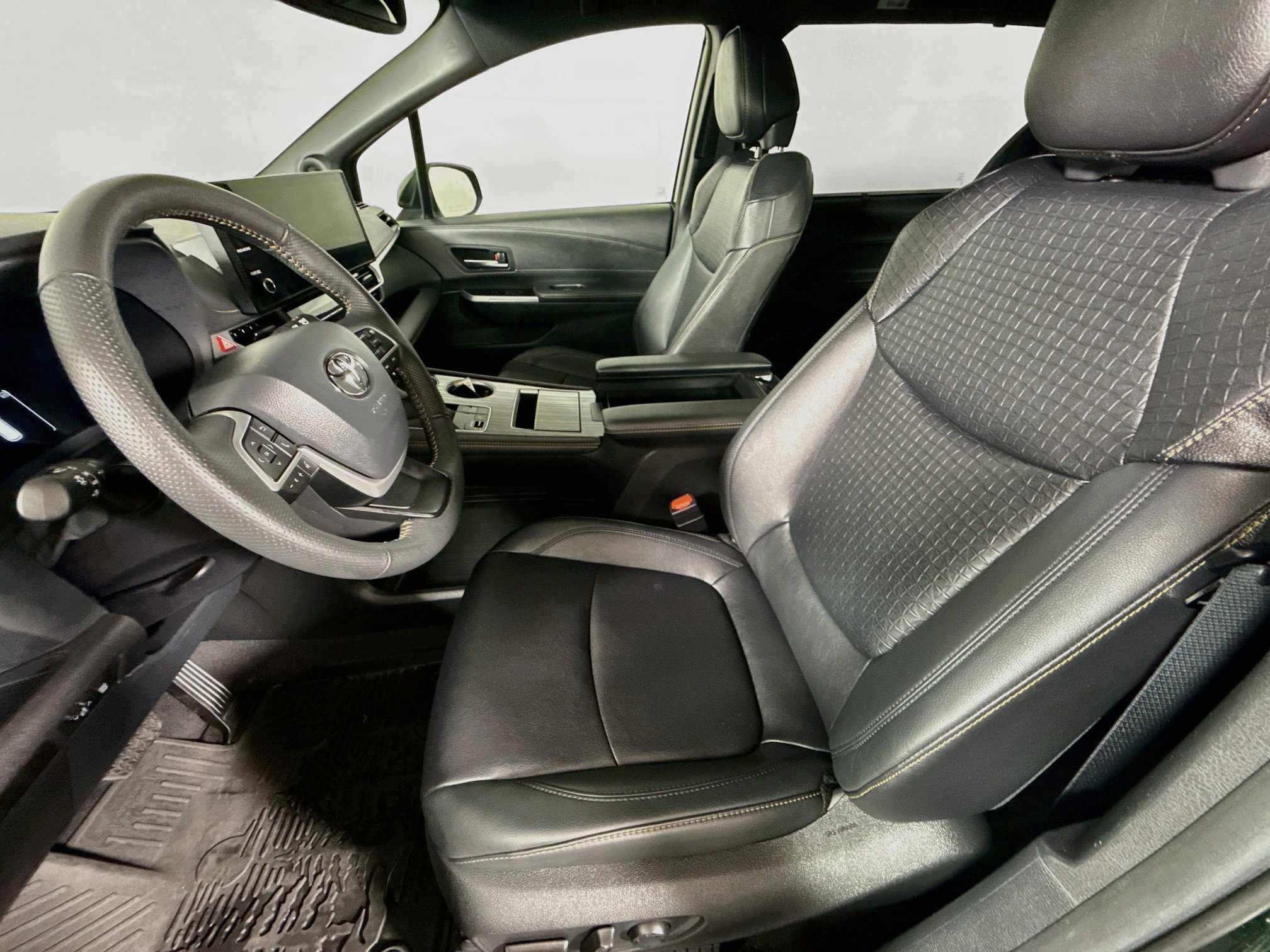 Certified 2025 Toyota Sienna XLE Woodland Edition AWD/4WD image 11