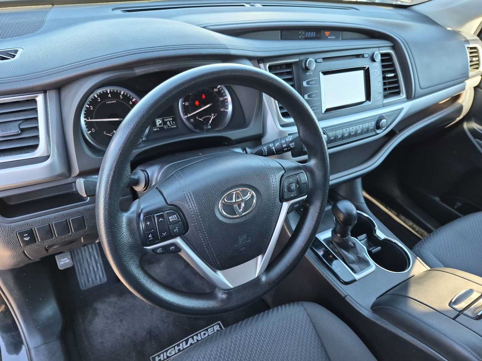 Used 2016 Toyota Highlander LE FWD image 2