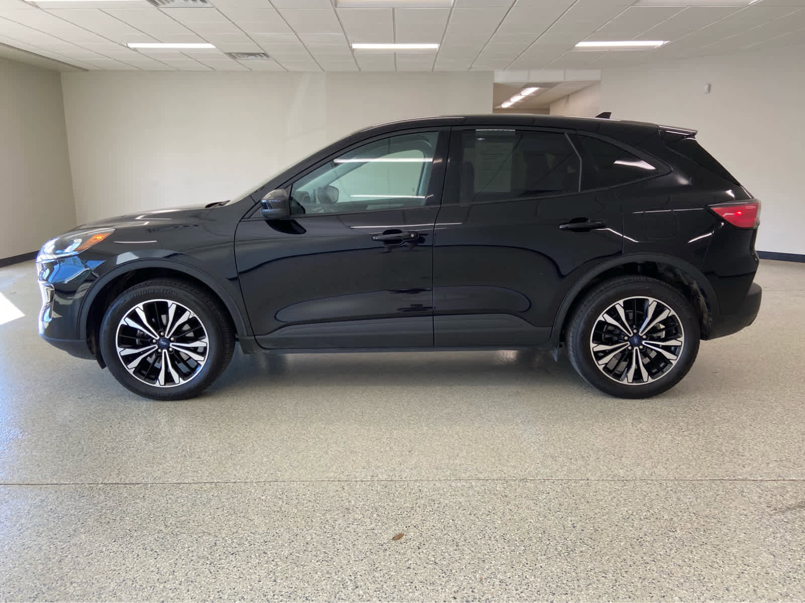 Used 2022 Ford Escape SE w/ SE Sport Appearance Package image 10