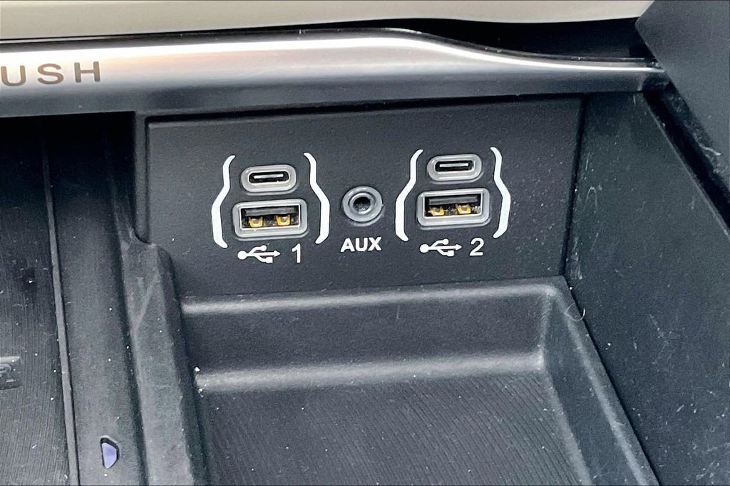 Used 2023 Chrysler Pacifica Limited image 34