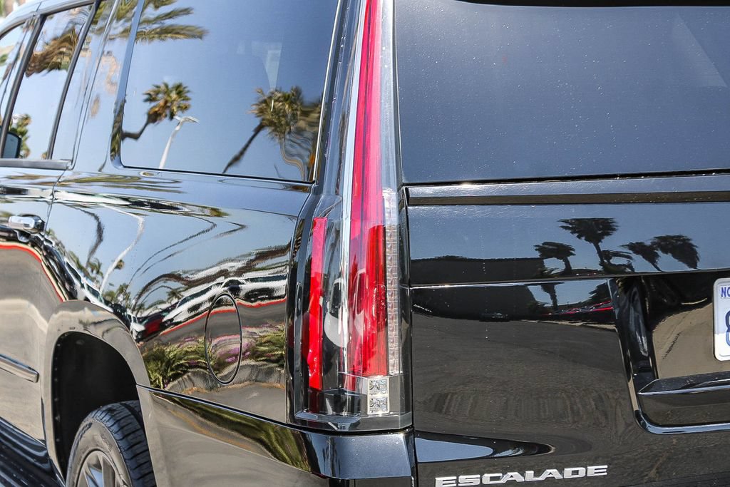 Used 2019 Cadillac Escalade ESV Luxury w/ Escalade Sport Edition AWD/4WD image 7