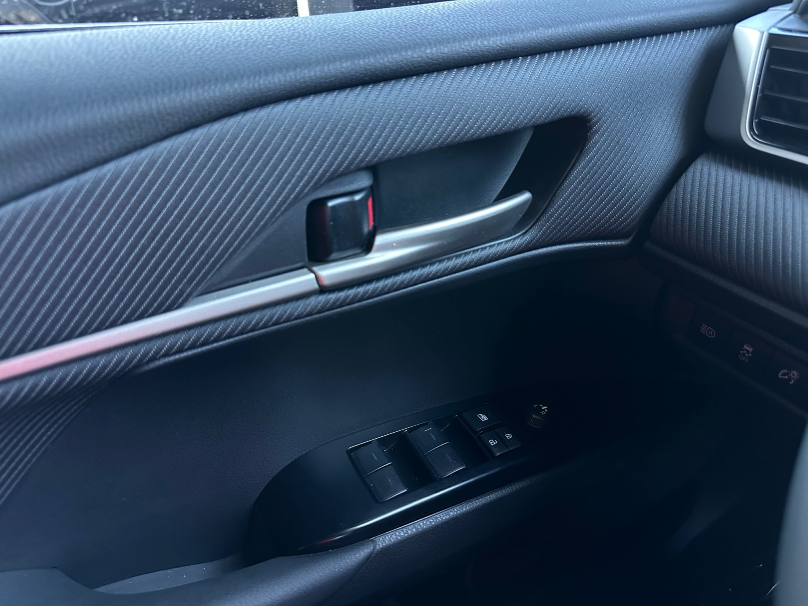 Used 2025 Toyota Camry SE w/ Convenience Package FWD image 16