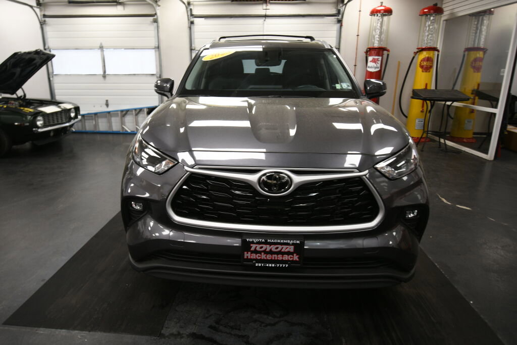 Used 2023 Toyota Highlander XLE image 3