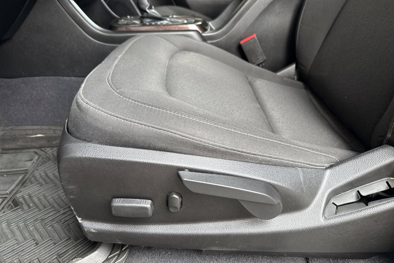 Used 2020 GMC Canyon SLE w/ Elevation Edition AWD/4WD image 12