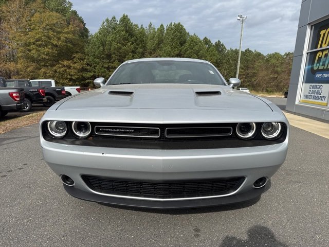Used 2022 Dodge Challenger SXT image 2